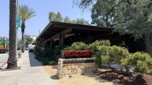 Houston's Restaurant Pasadena Date Ideas